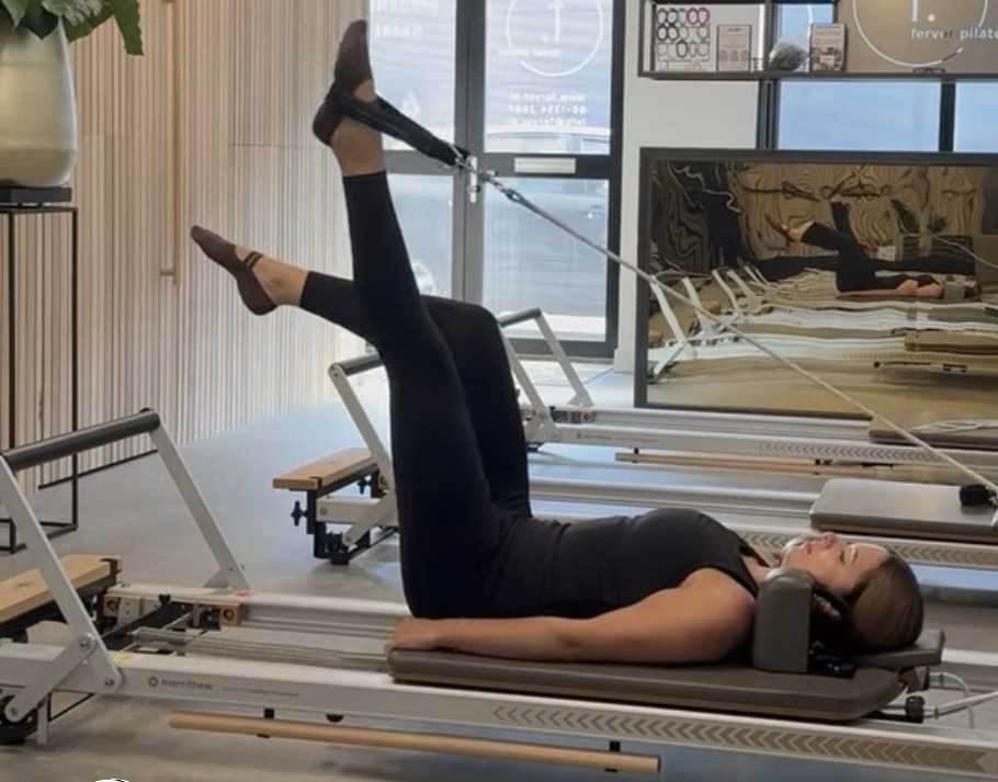 Waarom trainen we tijdens Pilates zo vaak één kant tegelijk?